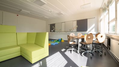 Blick in ein Klassenzimmer der Universitätsschule. Eine klassische Anordnung wie an anderen Schulen gibt es hier nicht.