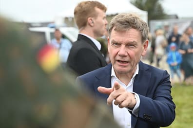 Außenminister Johann Wadephul (CDU) auf dem Luftwaffenstützpunkt der Bundeswehr in Jagel