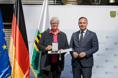 Schwester Beatrix Ulrike Lewe aus Leipzig bei der feierlichen Übergabe des Verdienstordens des Freistaates Sachsen durch Landtagspräsident Alexander Dierks.