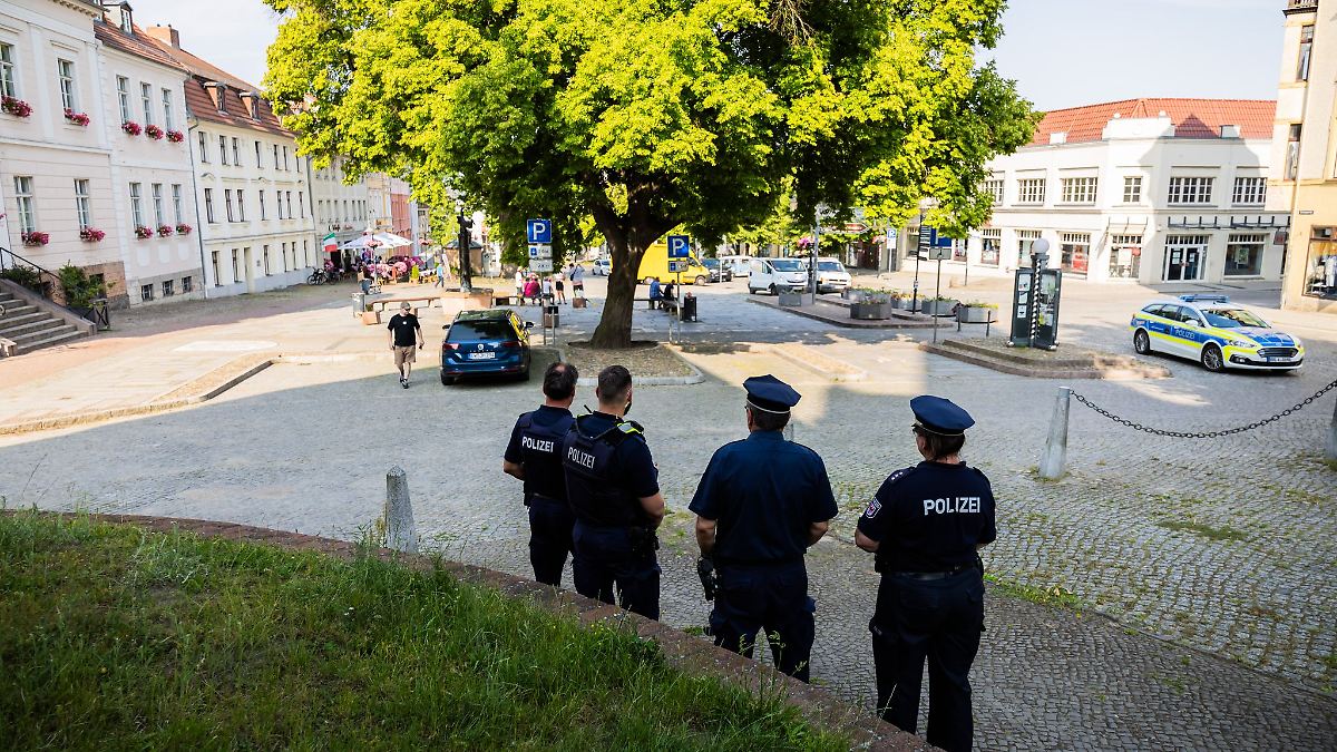 Berlin & Brandenburg: Vermummte greifen Fest für Vielfalt an