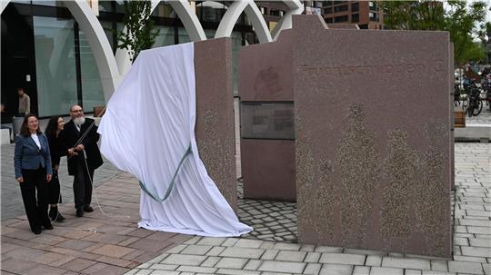 Das neue Denkmal ergänzt den bestehenden Gedenkort Hannoverscher Bahnhof, der seit 2017 an die Deportationen von Juden, Sinti und Roma erinnert.