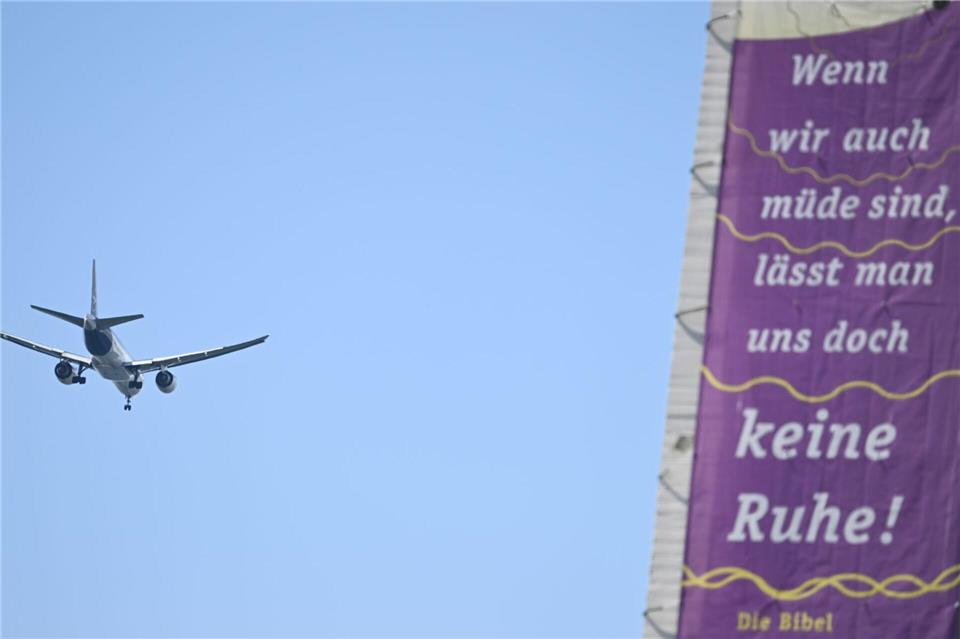 Der Flughafen rechnet einer Prognose zufolge bis zum Jahr 2033 mit rund 560.000 jährlichen Flugbewegungen. (Archivbild)Arne Dedert/dpa