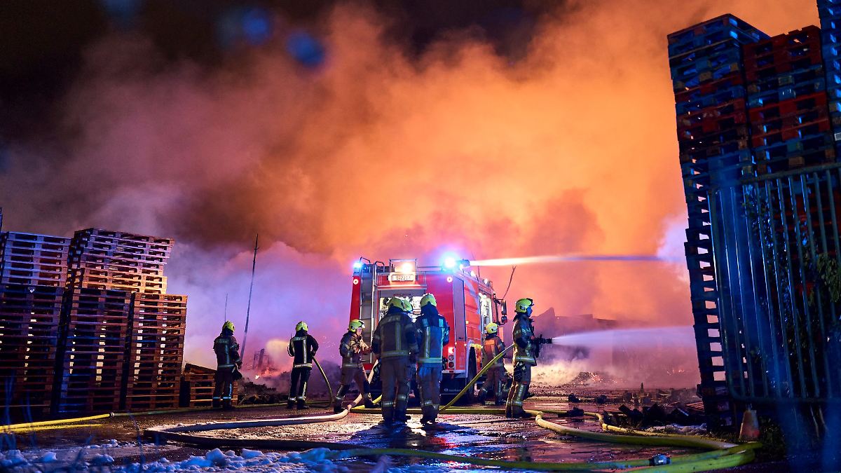 Berlin & Brandenburg: Großeinsatz der Feuerwehr: Lagerhalle in Berlin brennt
