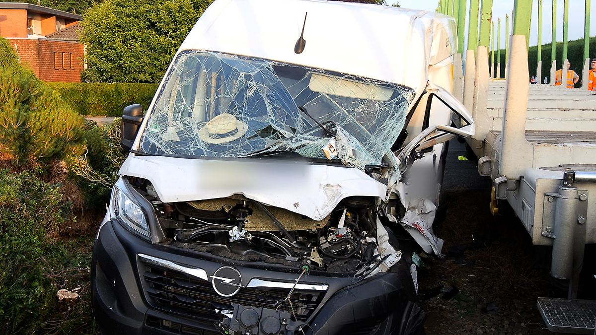 Niedersachsen & Bremen: Transporter kollidiert mit Güterzug - Fahrer schwer verletzt