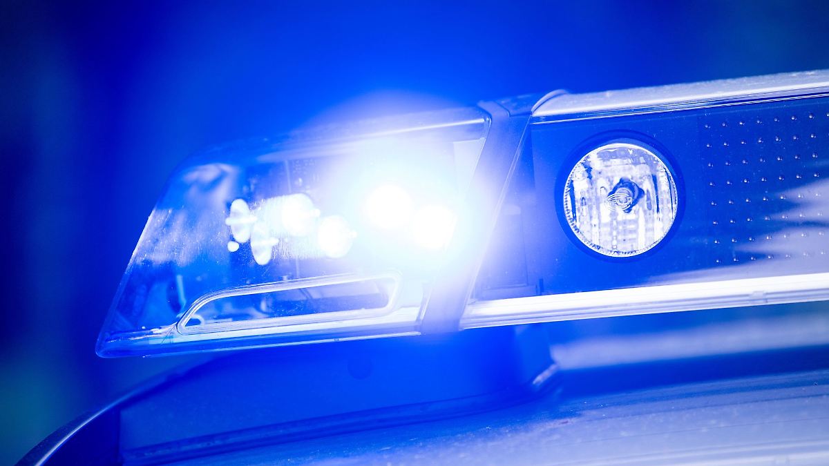Niedersachsen & Bremen: Auto gerät unter Lkw – Schwerverletzter bei Unfall auf A1