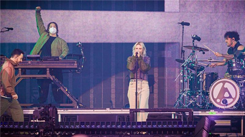 Die Band Linkin Park performt während ihres Konzerts im Rahmen ihrer „From Zero World Tour 2025“ auf der Bühne in der Heinz-von-Heiden-Arena.
