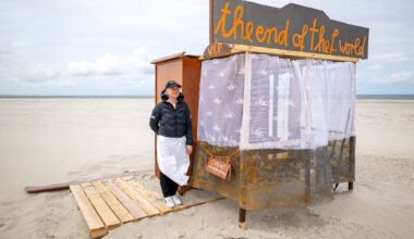 Niedersachsen & Bremen: Aktionskünstlerin baut Strandbar für "Endzeit-Gespräche"