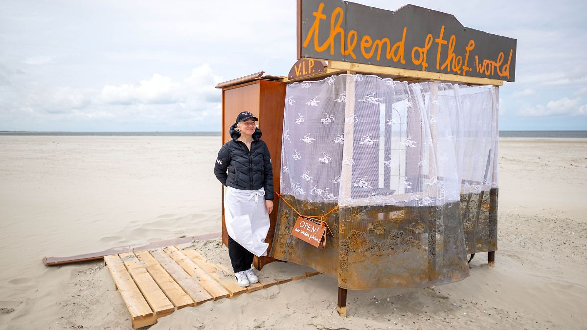 Niedersachsen & Bremen: Aktionskünstlerin baut Strandbar für "Endzeit-Gespräche"