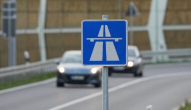 Niedersachsen & Bremen: Unbekannte werfen Gegenstände auf A1 - 13 Autos beschädigt