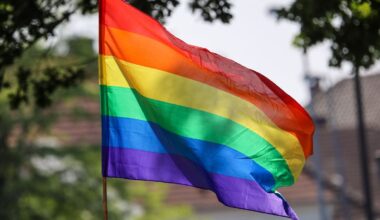 Berlin & Brandenburg: Regenbogenfahne abgerissen, mit Baseballschläger gedroht