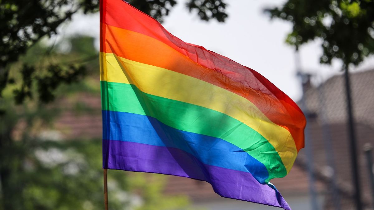 Berlin & Brandenburg: Regenbogenfahne abgerissen, mit Baseballschläger gedroht