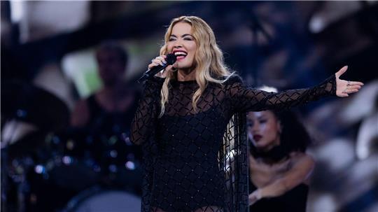 Rita Ora gibt ihr mehrfach verschobenes Konzert in Hamburg
