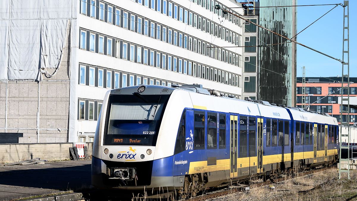 Niedersachsen & Bremen: Auto und Zug stoßen in Braunschweig zusammen