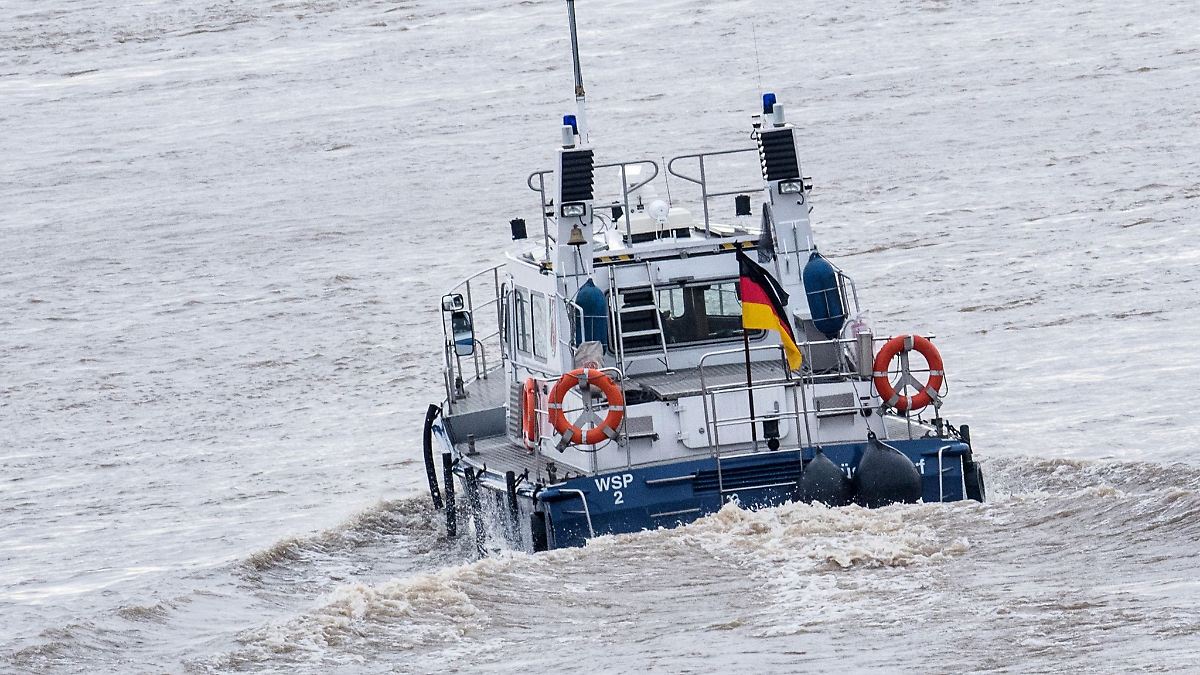 Rheinland-Pfalz & Saarland: Festgefahrenes Tankmotorschiff wieder frei