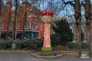 Eine Farbattacke traf auch Thomas Schüttes "Kirschensäule". (Foto: Michael Bührke)