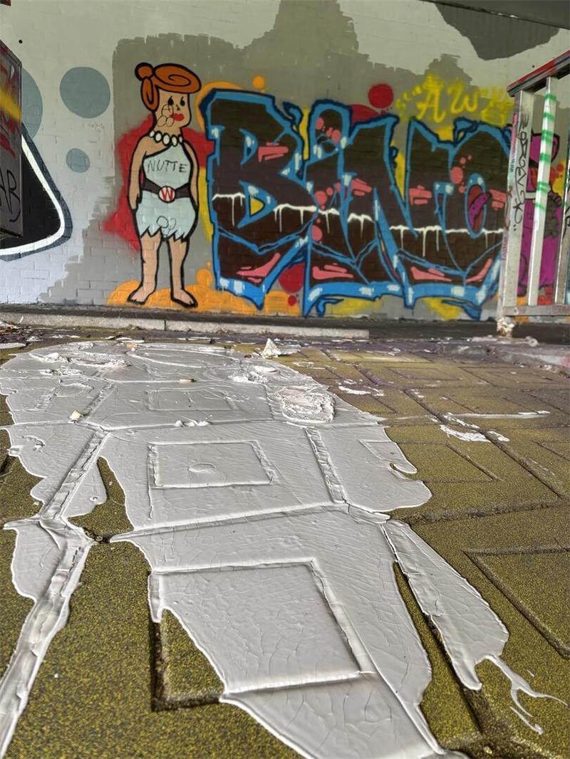 Farbe auf dem Boden vor der Legal Wall unter der Hansebrücke.