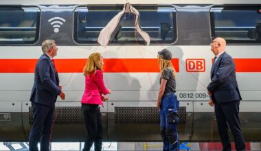 Berlin & Brandenburg: Taufe mit Gurkenwasser: ICE 4 heißt nun "Cottbus"