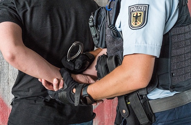 Bundespolizeidirektion München: Bundespolizei fasst gesuchten Mann im Reisebus / Nach ...