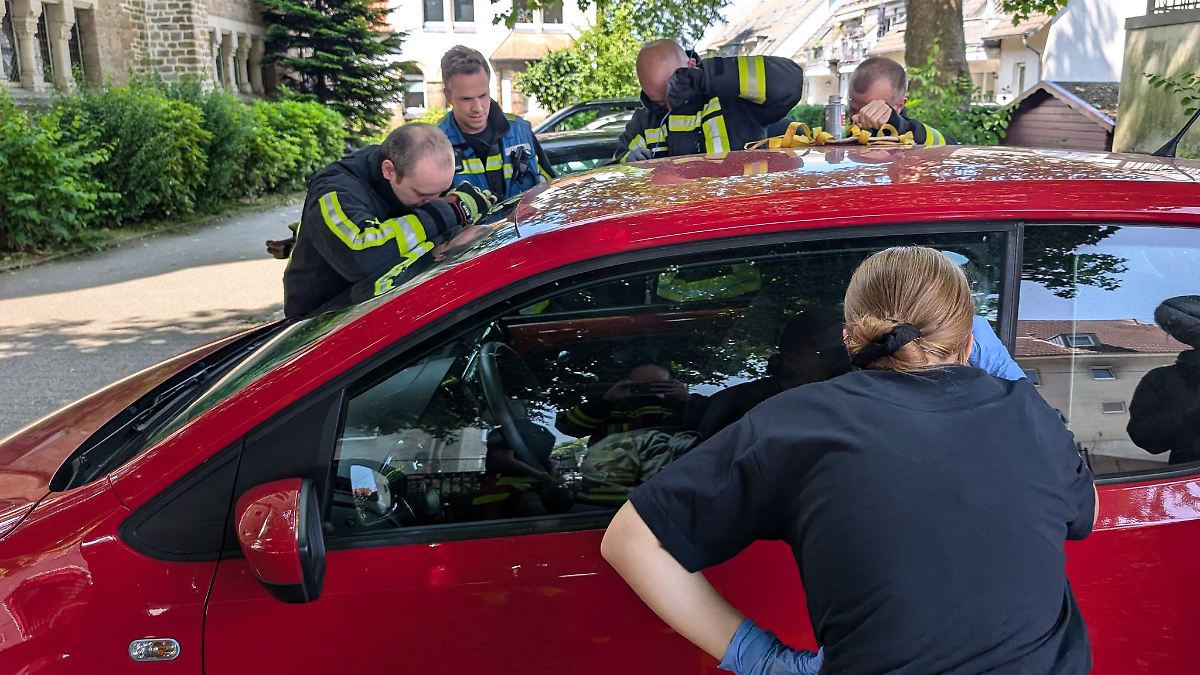 Nordrhein-Westfalen: Vierjährige befreit sich mit Hilfe der Feuerwehr aus Auto