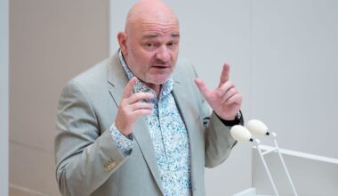 Berlin & Brandenburg: Finanzminister Crumbach: Haushalt wird Mehrheit bekommen