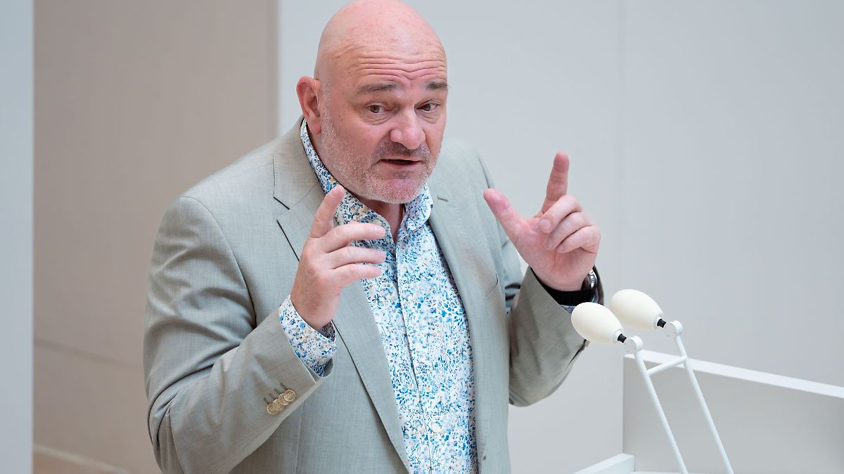 Berlin & Brandenburg: Finanzminister Crumbach: Haushalt wird Mehrheit bekommen