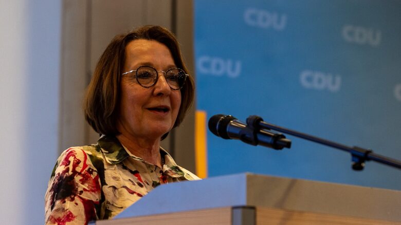 Foto zeigt die CDU-Politikerin Martina Machulla, wie sie eine Rede hält.