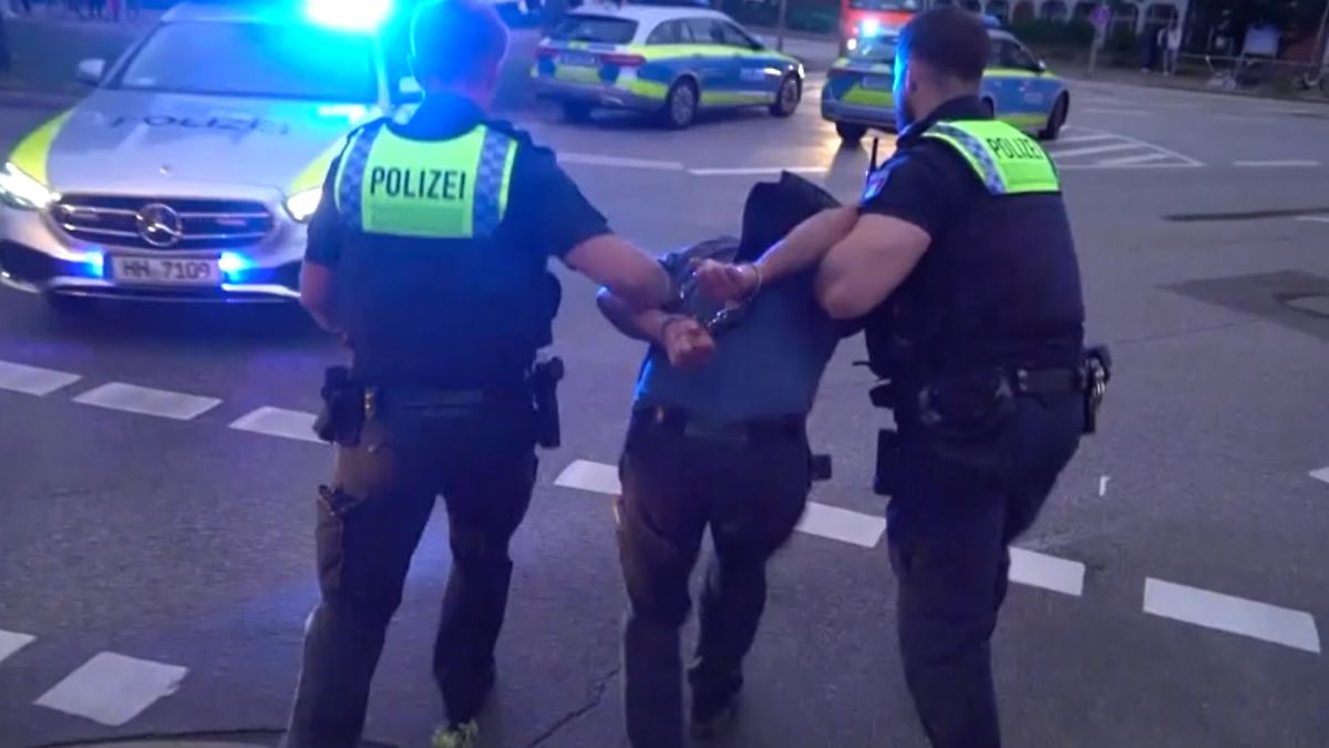 Schwerer Unfall bei Wendemanöver: Polizei nimmt renitenten Gaffer in Hamburg fest