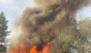 FW-OB: Brand auf der Duisburger Straße - Gartenlaube und mehrere Garagen betroffen
