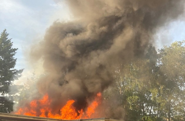 FW-OB: Brand auf der Duisburger Straße - Gartenlaube und mehrere Garagen betroffen
