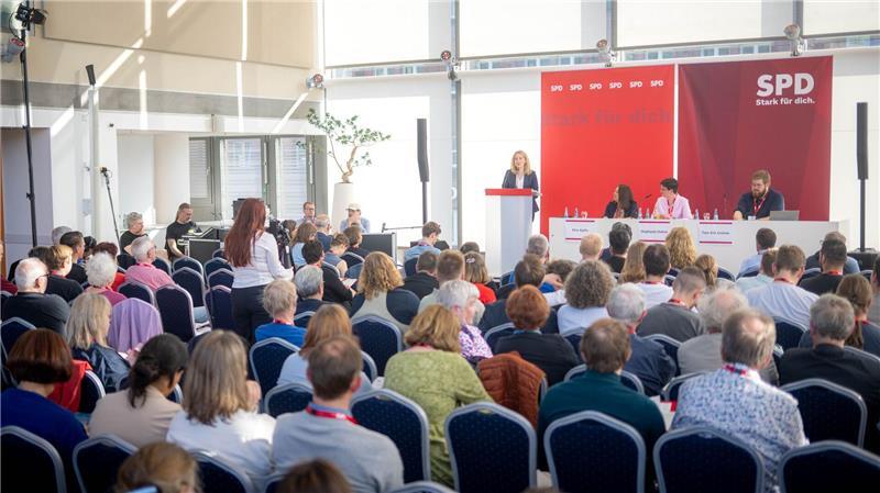 Gastrednerin beim außerordentlichen SPD-Parteitag in Bremen war Bundesbauministerin Verena Hubertz (SPD). Bei der Veranstaltung wurde Nancy Böhning als Bevollmächtigte beim Bund und für Europa nominiert.