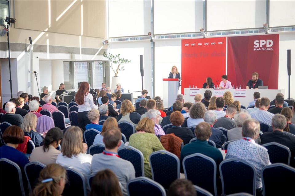 Gastrednerin beim außerordentlichen SPD-Parteitag in Bremen war Bundesbauministerin Verena Hubertz (SPD). Bei der Veranstaltung wurde Nancy Böhning als Bevollmächtigte beim Bund und für Europa nominiert.Sina Schuldt/dpa