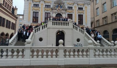 Gruppenbild der Teilnehmenden der Klimakonferenz auf Balkon und Treppe der alten Handelsbörse Leipzig