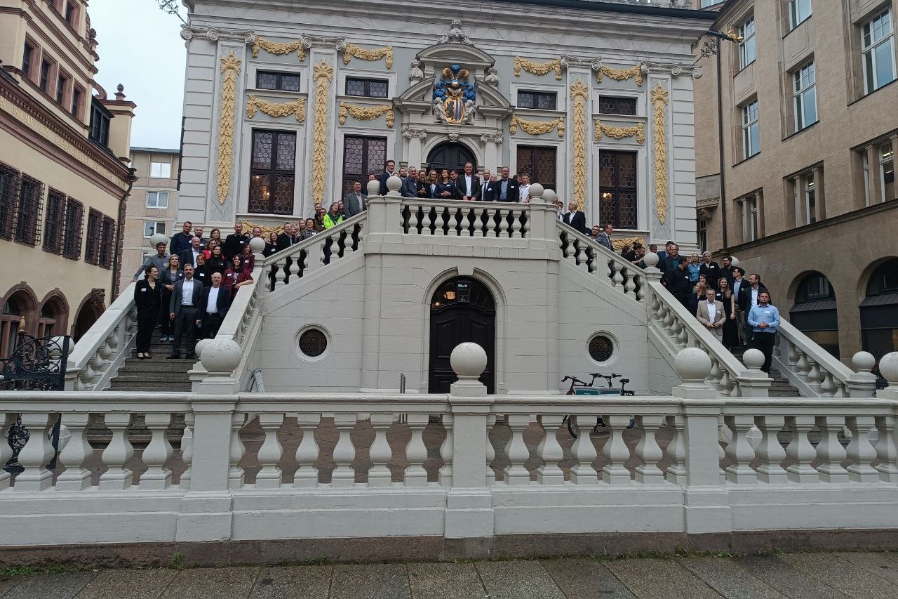 Gruppenbild der Teilnehmenden der Klimakonferenz auf Balkon und Treppe der alten Handelsbörse Leipzig