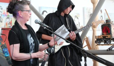 Am Freitag, dem 13. stellte Martina Hörle ihr neues Buch „Schatten im Verborgenen“ im Atelier PestProjekt vor. Dabei wurde sie klanglich von Markus Wundes unterstützt. (Foto © Sandra Grünwald)