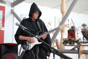 Markus Wundes entlockte seiner Gitarre mystische, gruselige und geheimnisvolle Klänge. (Foto © Sandra Grünwald)