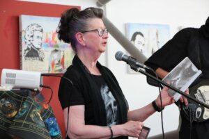 Martina Hörle las einen Strauß gruseliger Geschichten, die nichts für schwache Nerven waren. (Foto © Sandra Grünwald)