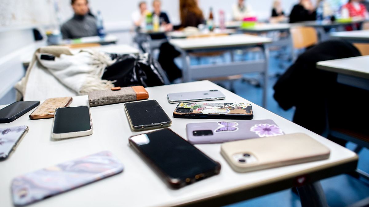 Niedersachsen & Bremen: Landtag diskutiert über Handyverbote an Schulen