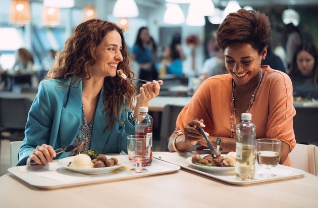 Gemeinsam essen, gemeinsam sparen: IKEA halbiert Restaurantpreise an Sommerwochenenden