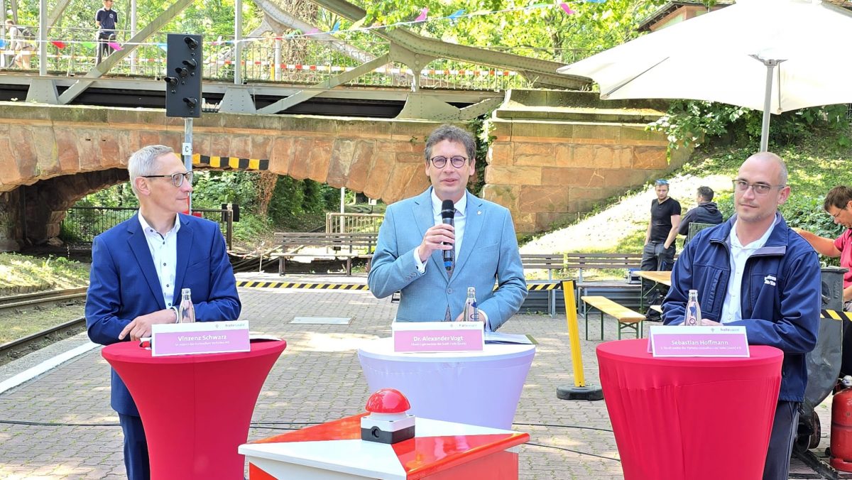 Die Parkeisenbahn auf der Peißnitz feiert bis Sonntag ihren 65. Geburtstag – OB Vogt sieht hier den Beginn seiner Leidenschaft für die Eisenbahn  – Du bist Halle