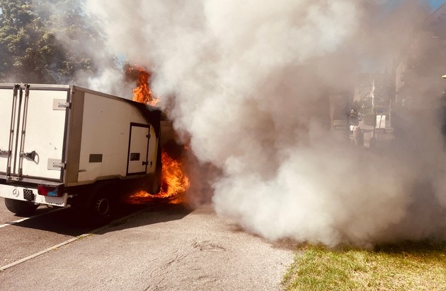 FW-E: Kleintransporter im Essener Südostviertel in Vollbrand