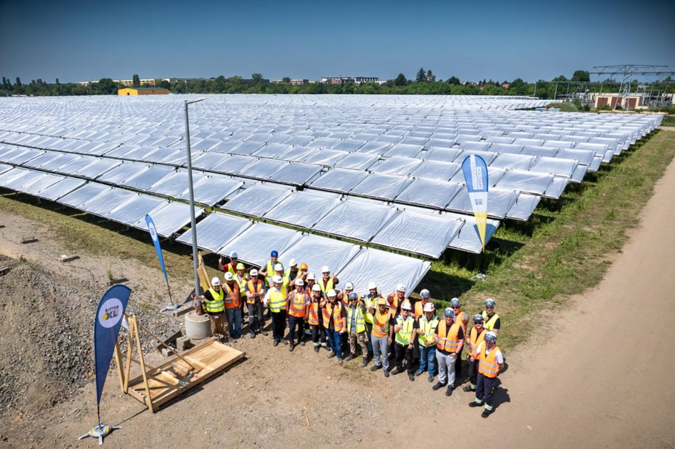 Das Team des Solarthermie-Großprojekts Leipzig-Lausen freut sich über die Montage des finalen Kollektors auf dem insgesamt 65.208 Quadratmeter großen Kollektorfeld. Foto: Leipziger Stadtwerke