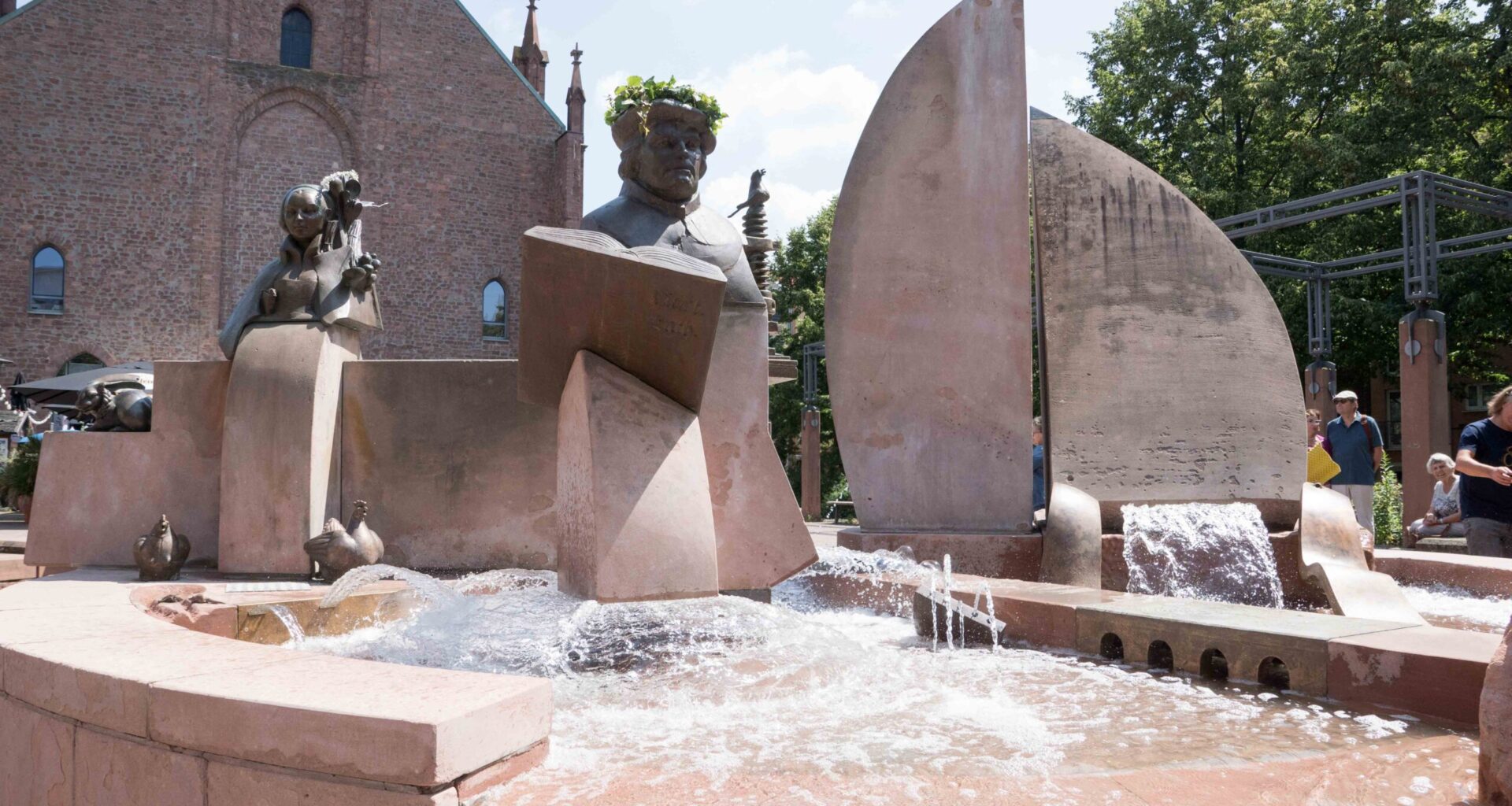 Ludwigshafen – Lutherbrunnen sprudelt wieder – Steine und Figuren von dickem Kalkbelag befreit – Spendensammlung durch Altdekan Borggrefe ermöglicht Sanierung