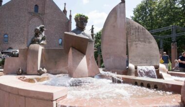 Ludwigshafen – Lutherbrunnen sprudelt wieder – Steine und Figuren von dickem Kalkbelag befreit – Spendensammlung durch Altdekan Borggrefe ermöglicht Sanierung