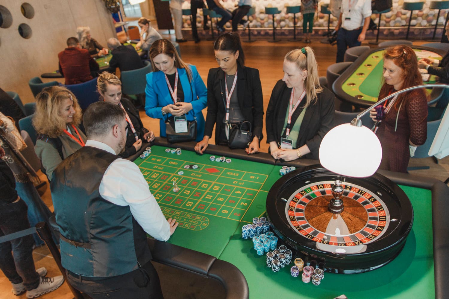Eine Gruppe Menschen spielt an einem Roulette-Tisch