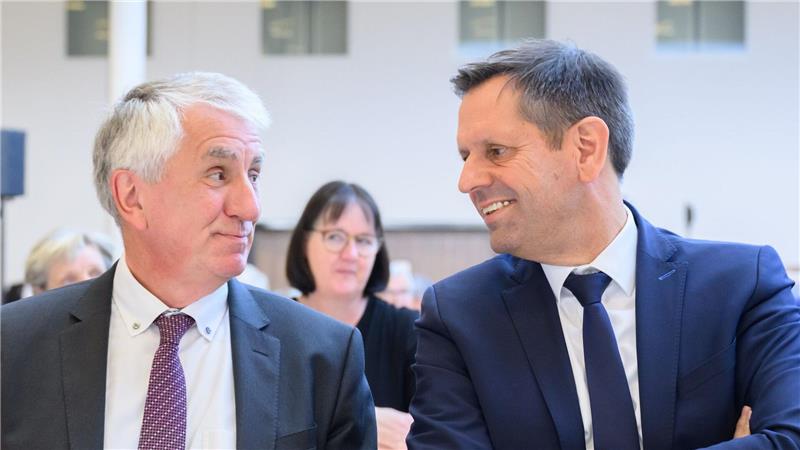 Ministerpräsident Olaf Lies (rechts), hier mit dem scheidenden NLT-Hauptgeschäftsführer Hubert Meyer, betonte die Bedeutung der Kommunen.