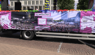 Fahrzeug mit dem Motto des CSD 2025: „Wir bleiben hier“