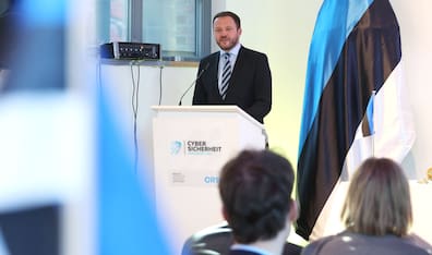Margus Tsahkna ist in Estland aufgewachsen, als das Land noch eine Sowjetrepublik war: Unter anderem die Bedrohungslage durch Russland macht das kleine baltische Land zu einem digitalen Vorreiter. Der estnische Außenminister war schon in Solingen, um eine Cyber-Kooperation abzuschließen.