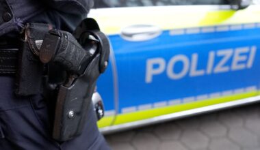 Niedersachsen & Bremen: Mann bedroht Polizei mit Beil - Beamter schießt ihm ins Bein