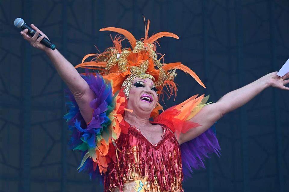 Olivia Jones in Köln - und in Gedanken in Budapest.Roberto Pfeil/dpa