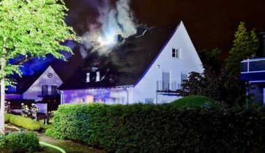 FW-E: Nächtlicher Dachstuhlbrand in Essen-Bredeney